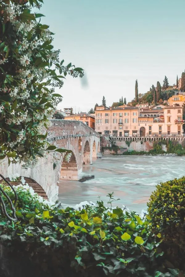 Suite Ponte Pietra Verona 0*,
